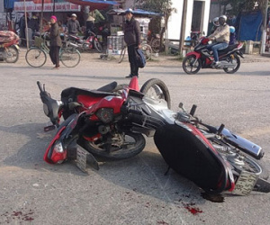 4 thanh niên nguy kịch sau cú tông xe đối đầu
