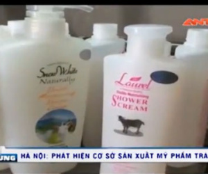 Clip: Hóa chất pha nước máy thành sữa tắm cao cấp
