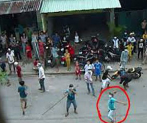 Đuổi đánh “đối thủ” không được, quay sang tấn công công an