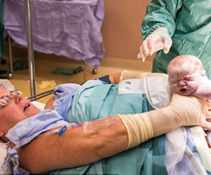 Sản phụ tự lôi hai con ra khỏi bụng trong ca sinh mổ