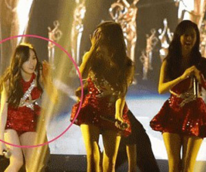 Taeyeon bất ngờ rơi xuống hố trên sân khấu lễ trao giải