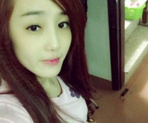 Thói ăn chơi đua đòi biến cô gái xinh đẹp thành "tú bà"