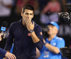 Djokovic thắng ấn tượng, hát tặng sinh nhật mẹ