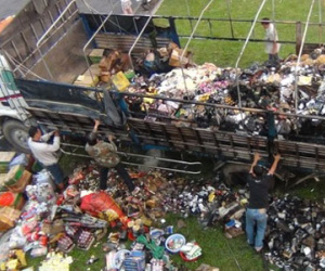 Xe tải đang chạy bất ngờ cháy ngùn ngụt