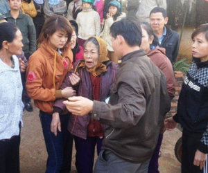 Cụ bà 90 tuổi đi nhận dạng nghi can giết cả nhà trong đêm
