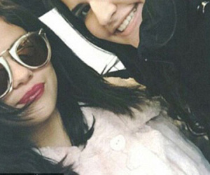 Selena ôm hôn "bạn trai tin đồn", không chịu thua kém Justin