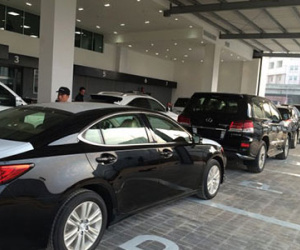 Cháy hàng ôtô sang, showroom chối khách nghỉ Tết sớm