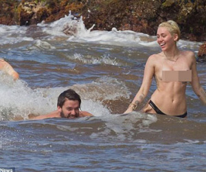 Miley Cyrus để ngực trần tắm biển với bạn trai
