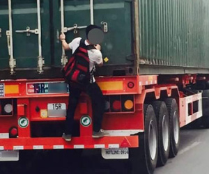 Nam sinh liều mạng với thần chết, đu xe tải về nhà