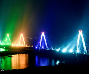 Bắn pháo hoa thường xuyên gần cầu Nhật Tân mới là ý tưởng