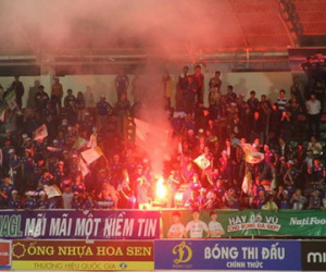 CĐV đốt pháo sáng, sân Pleiku bị phạt 15 triệu đồng