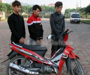 Nhóm 9X dùng dao kề cổ cướp xe máy lấy tiền uống rượu