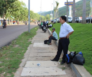 Rình chồng ngoại tình, bị cướp sạch nữ trang