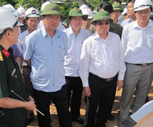 Tự xưng người thân của Bộ trưởng Đinh La Thăng để liên hệ công tác