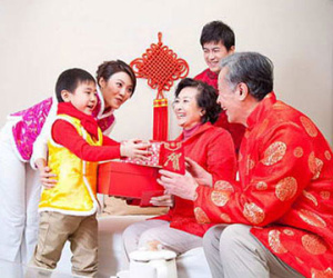 Chọn người hợp tuổi xông đất đầu năm Ất Mùi 2015 tuổi Mậu Tý