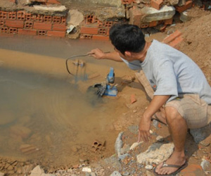 Đường ống bể, nước tràn vào nhà dân giữa khuya