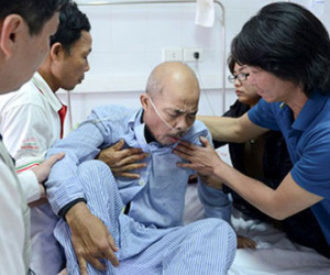 Nghệ sĩ Hán Văn Tình ho dữ dội sau khi hút dịch ở phổi