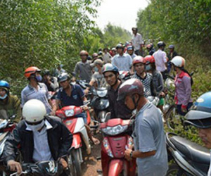 Người dân Sài Gòn đổ xô vào khu vực trực thăng rơi
