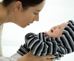 Phản ứng của bố mẹ khi con khóc tác động đến tương lai trẻ