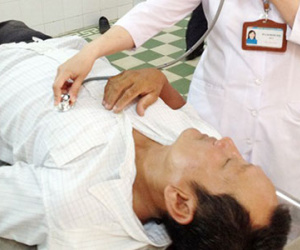 Phiên tòa tạm hoãn vì bị cáo... ngất xỉu