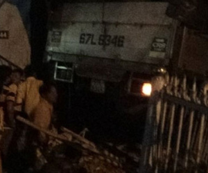 Xe tải mất lái "càn quét" 7 ngôi nhà, 5 người thương vong