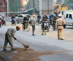 Hàng loạt người "vồ ếch" vì đường trơn như bôi mỡ