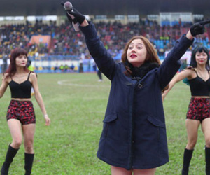 Làm nóng V.LEAGUE bằng sao SHOWBIZ: Chiêu “độc, lạ” để hút khán giả