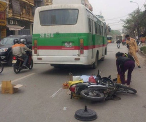 Lên Hà Nội thăm con, bị xe khách tông tử nạn
