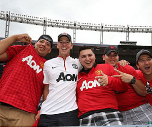 Man Utd ép người hâm mộ mua vé xem… Cambridge