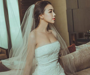 Trà Ngọc Hằng mặc váy cô dâu gợi cảm