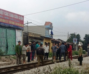 Bị tàu hỏa tông trúng, người đàn ông đứt lìa chân trái