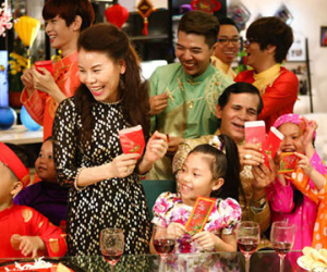 Bố mẹ Hà Hồ đóng MV cùng con gái