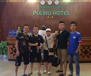 CĐV Quảng Ninh đi đường vòng lên phố Núi tiếp lửa đội nhà