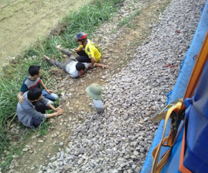 Cha mẹ khóc nghẹn bên thi thể con gái bị tàu cán tử vong