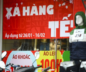 Gần Tết, cửa hàng đua trưng băng rôn quảng cáo độc