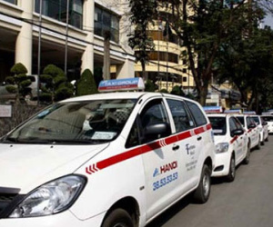 Hàng trăm hãng taxi đồng loạt giảm cước
