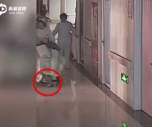 Sinh ra trên xe lăn, em bé Trung Quốc bị y tá kéo lê hơn 10m