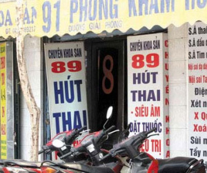 Các cô bé tuổi teen tấp nập đi... phá thai