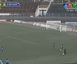 Clip: Công Vinh ghi bàn nâng tỷ số lên 3-0 cho Bình Dương.
