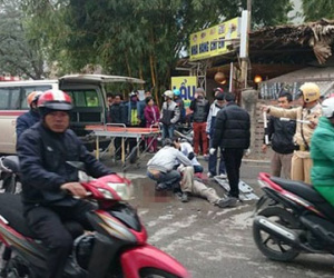Hà Nội: Xe máy đấu đầu, một người nguy kịch