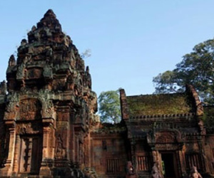 Khỏa thân chụp ảnh giữa đền cổ, 3 du khách nước ngoài bị bắt