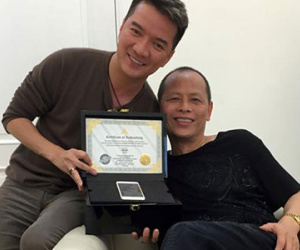 Mr. Đàm được tặng iPhone 6 dát vàng, đính kim cương