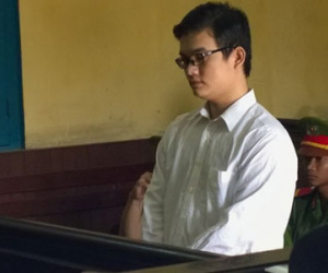 Bóp cổ, đổ nước sôi vào miệng con gái người tình