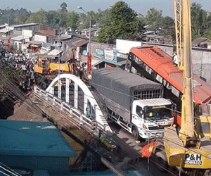 Clip: Giải cứu xe khách Phương Trang