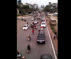 Clip: Giao thông 3 chiều kỳ lạ ở giữa Thủ đô Hà Nội