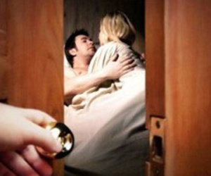 Đau đớn chứng kiến anh trai "mê mẩn" gái làng chơi