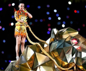 Katy Perry cưỡi sư tử khổng lồ lên sân khấu siêu khủng