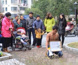 Người đàn ông cởi trần, quỳ gối bắc loa xin lỗi vợ 1000 lần