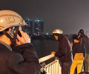 Người mẹ khóc thảm vì bất lực cứu con nhảy cầu tự tử
