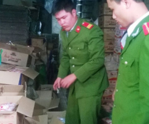 Sản xuất hàng ngàn gói hạt nêm, mì chính giả từ hàng Trung Quốc